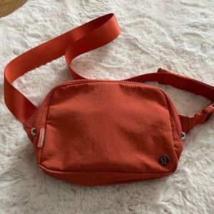 Like new! 2L Lululemon Belt Bag Burnt Apricot